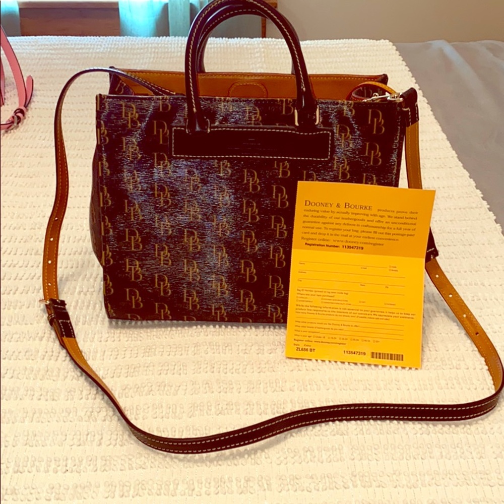 NWOT Dooney & Bourke handbag!